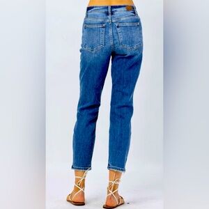Judy Blue mid rise boyfriend jean.